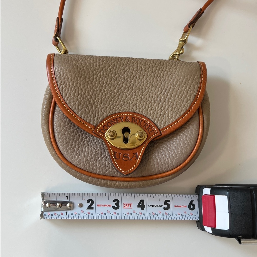 Dooney & Bourke Tan Leather Crossbody Calvary bag Brass Hardware Vintage - Picture 9 of 9
